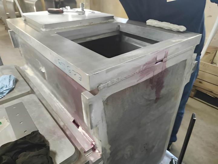 Un ressuage a permis de déterminer la localisation de la fuite sur une double soudure, mise en évidence lors d'un contrôle d'étanchéité.