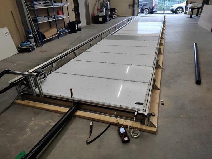 Contrôle d'étanchéité par variation de pression d'une trappe de sas camion sur une installation nucléaire. 